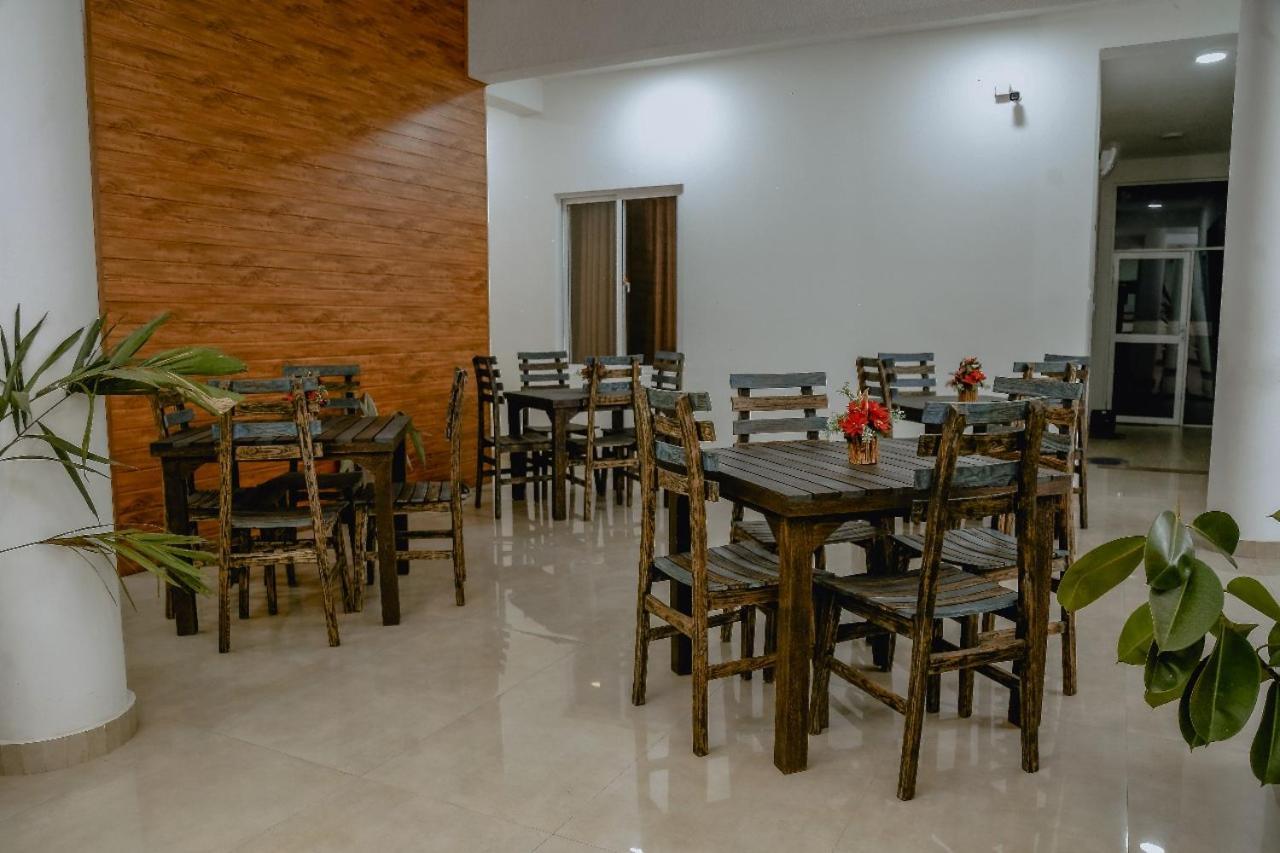 Lucky Transit Hotel - Katunayake Airport Buitenkant foto