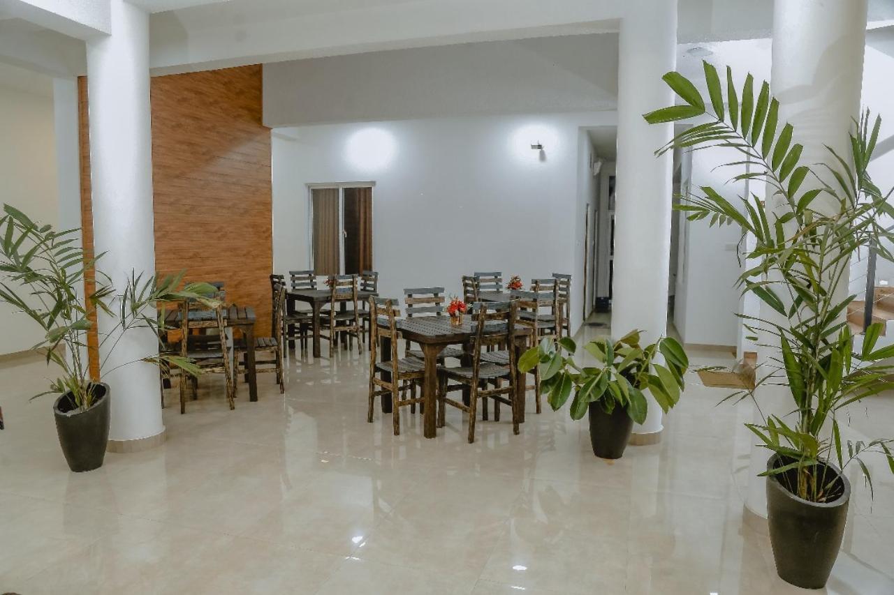 Lucky Transit Hotel - Katunayake Airport Buitenkant foto