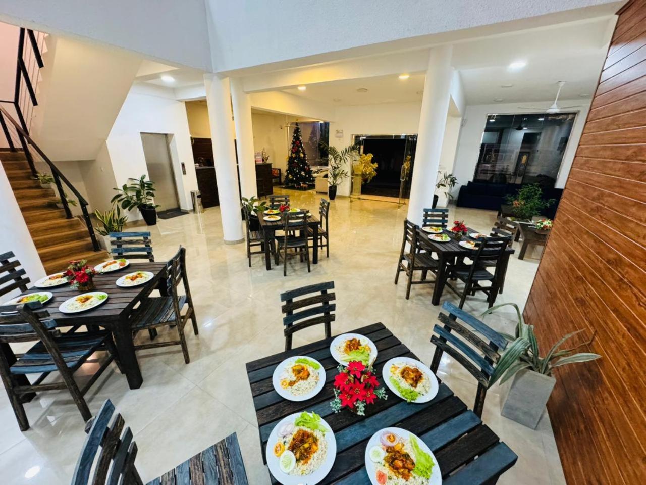 Lucky Transit Hotel - Katunayake Airport Buitenkant foto