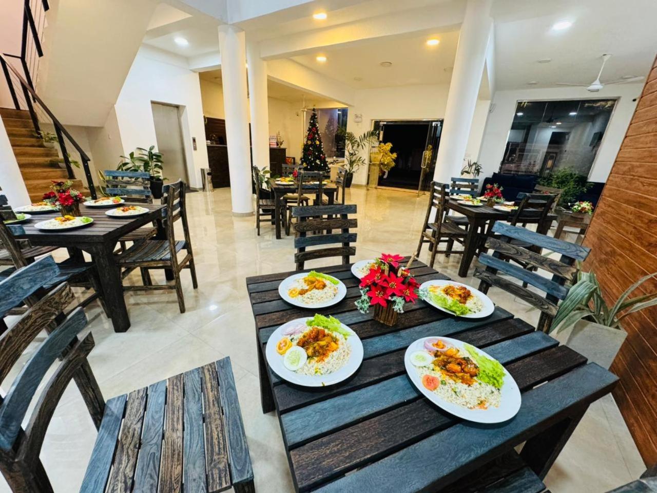 Lucky Transit Hotel - Katunayake Airport Buitenkant foto